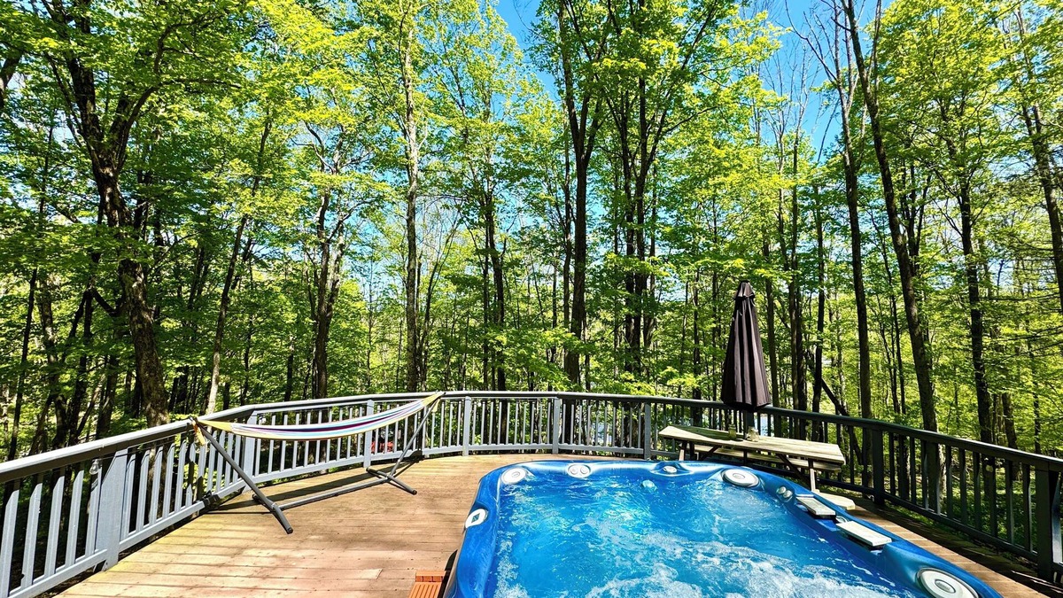 Jeffersonville Cottage | Fireplace, Hot Tub, Sauna– Adventure & Charming Towns!