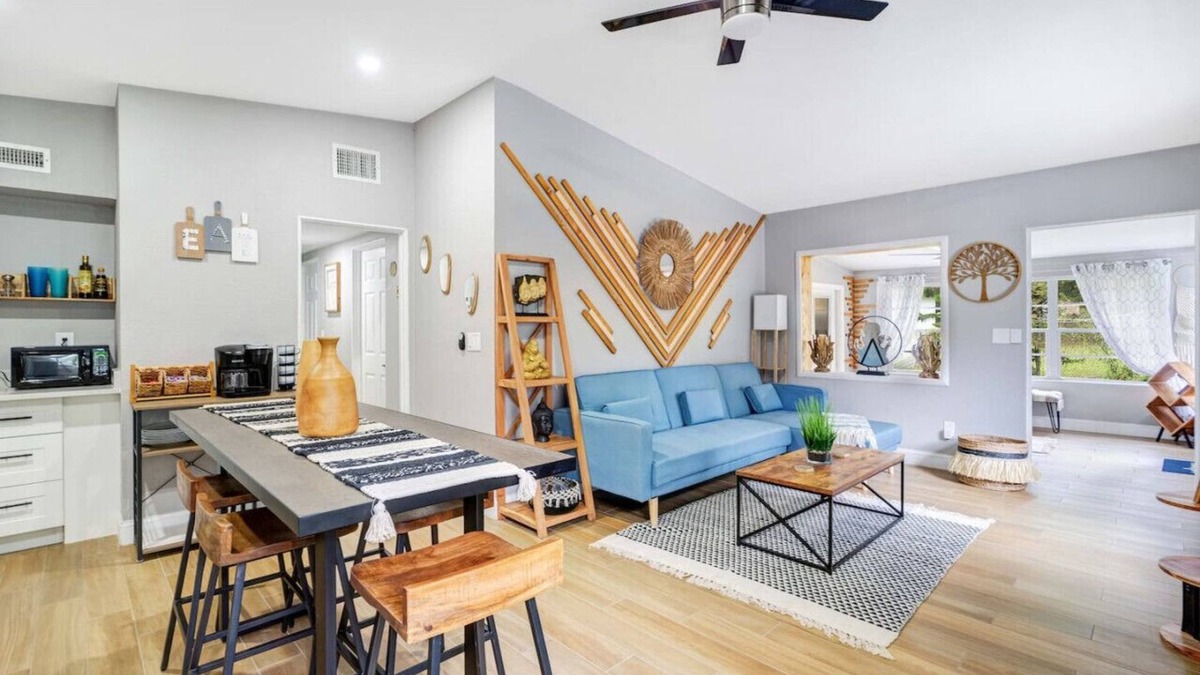 Conway House | Fireplace + Lake View + 10min to dwtn + near parks