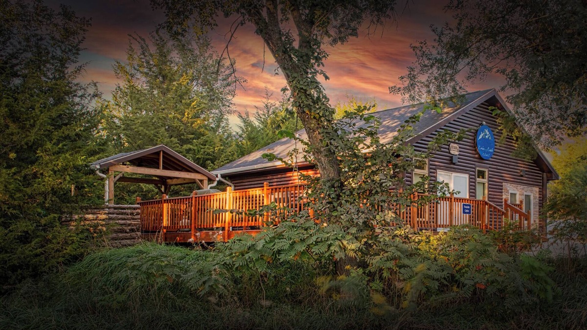 Ashland Cabin | Fireside Cabin w/Hot Tub. 2 Bedrooms w/3 Queen Beds. Spacious and Pet Friendly!