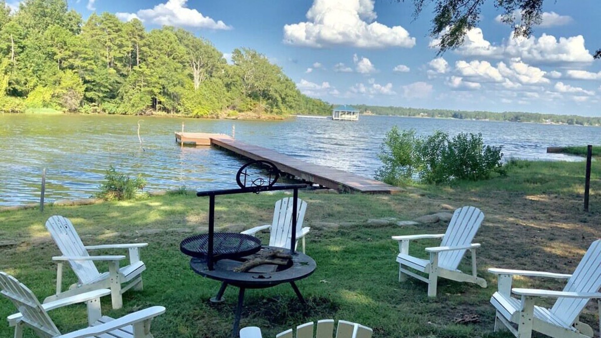 Dogwood House | Fireside & Faith cozy getaway on Lake Bob Sandlin