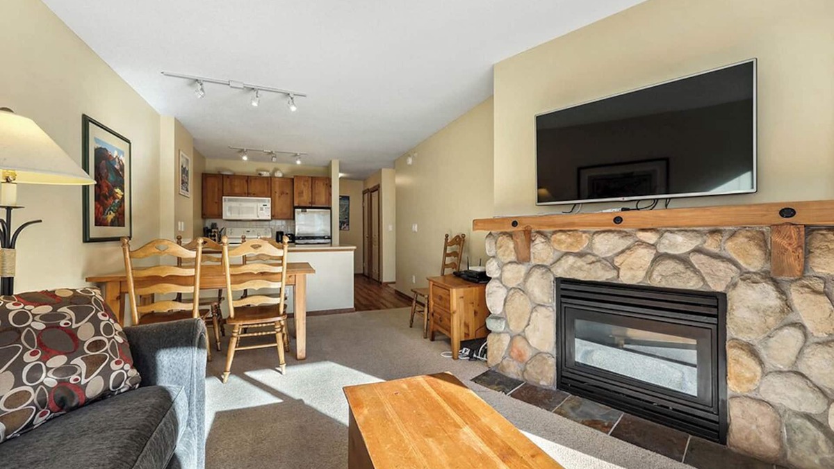 Sun Peaks Condo | Fireside Lodge 318: Charming 1BDRM Condo w/Shared Hot Tub