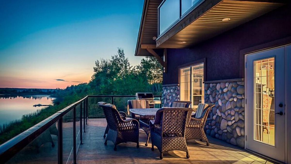 Fowler Lake House | FireSong Resort Village