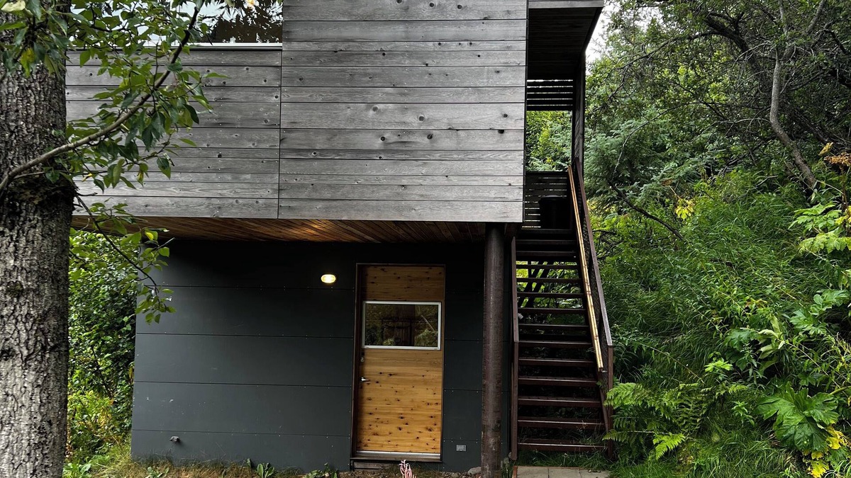 Homer Cabin | Fireweed Hollow Junior - Cozy and cute modern cabin