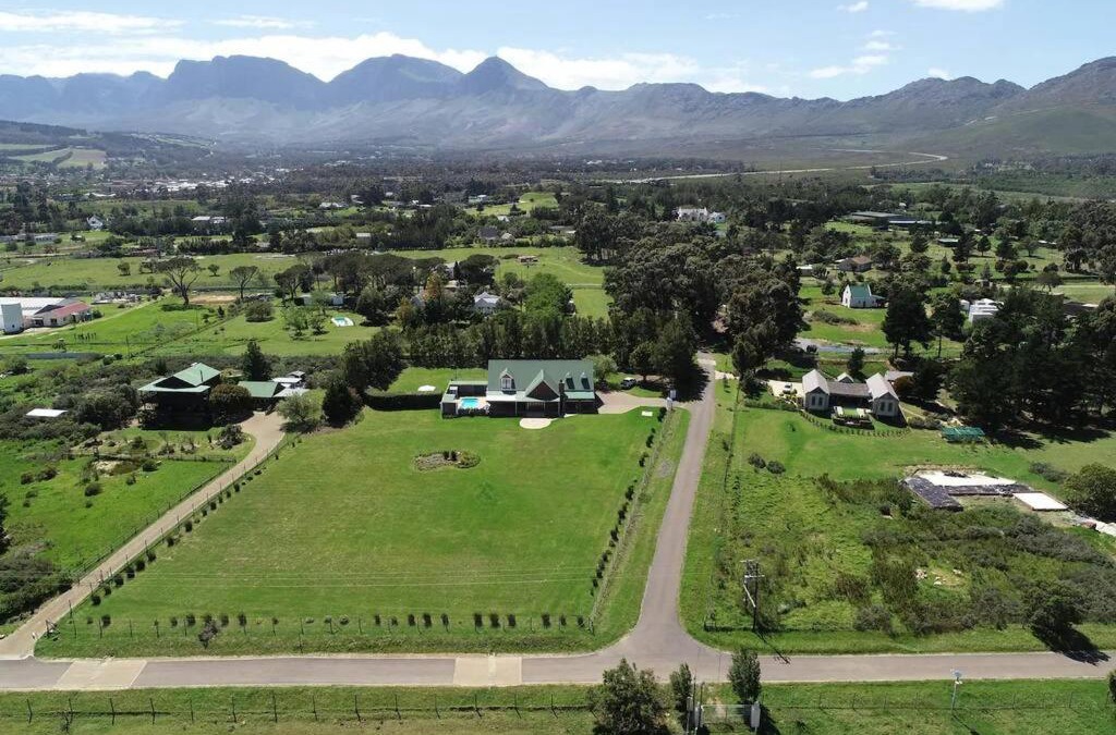 Helderberg Rural House | Firlands Farmhouse 179A with a view