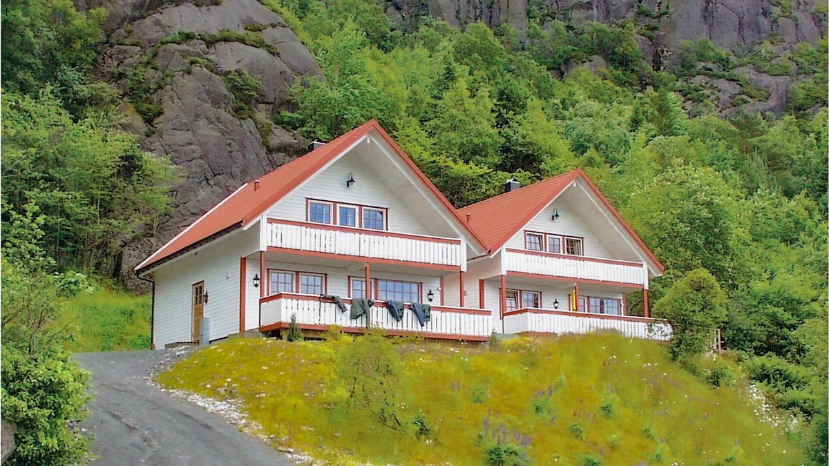 Sokndal House | First class cottage on large, sunny nature plot.