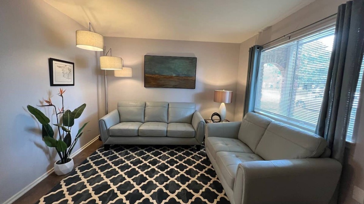 Mid City South Apartment | First floor 1-bedroom Apt with off-street parking