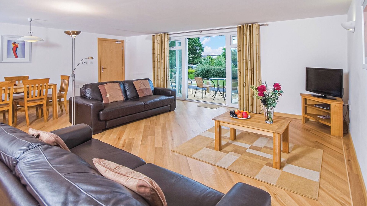 Dawlish Warren Apartment | First floor apartment with one double with en suite shower and one twin.
