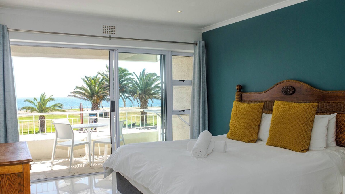 Mouille Point Apartment | First floor apartment with beautiful sea view