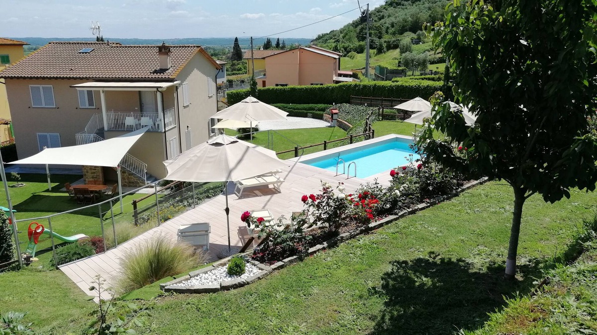 Castelvecchio Apartment | First floor apt with terrace, garden & pool in Lucca countryside