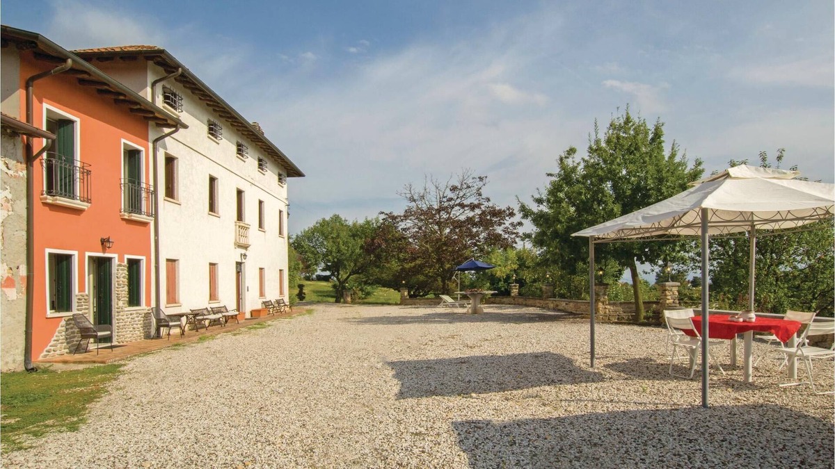 Isola Vicentina Apartment | First floor vacation apartment in a country house from the 19th century, located on a hill with beau