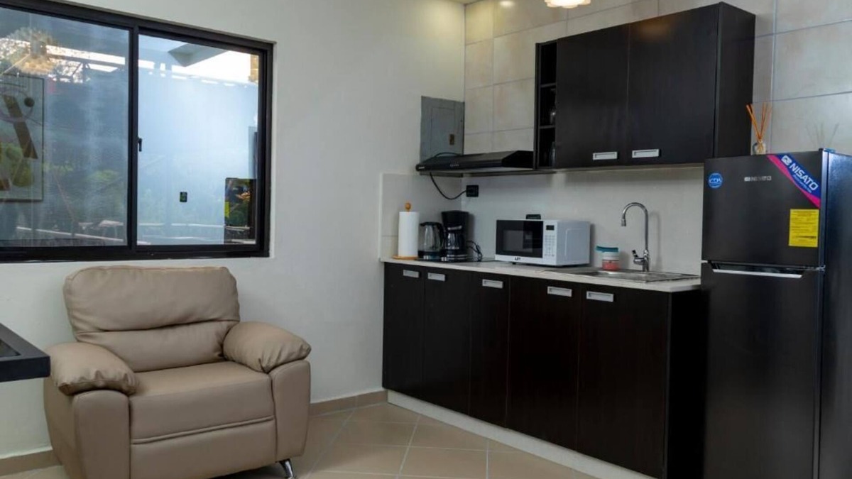 Alto Boquete Hotel | First floor room with small living room and kitchenette