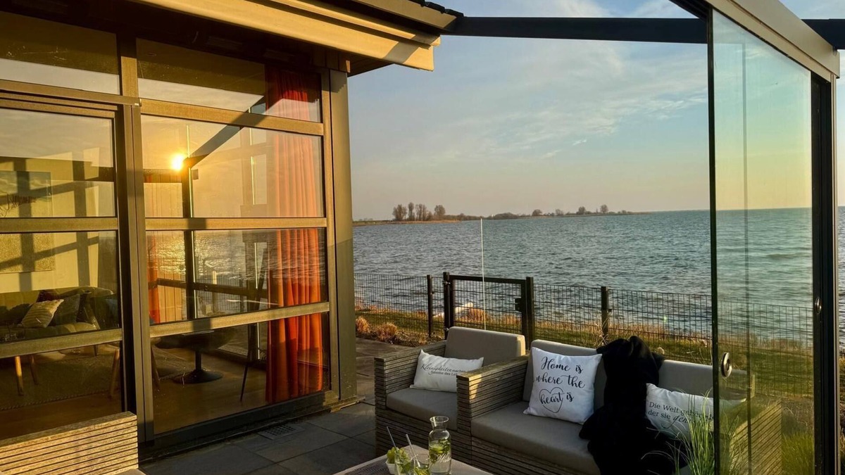 Enkhuizen House | First row - with fence - Premium Chalet First Line