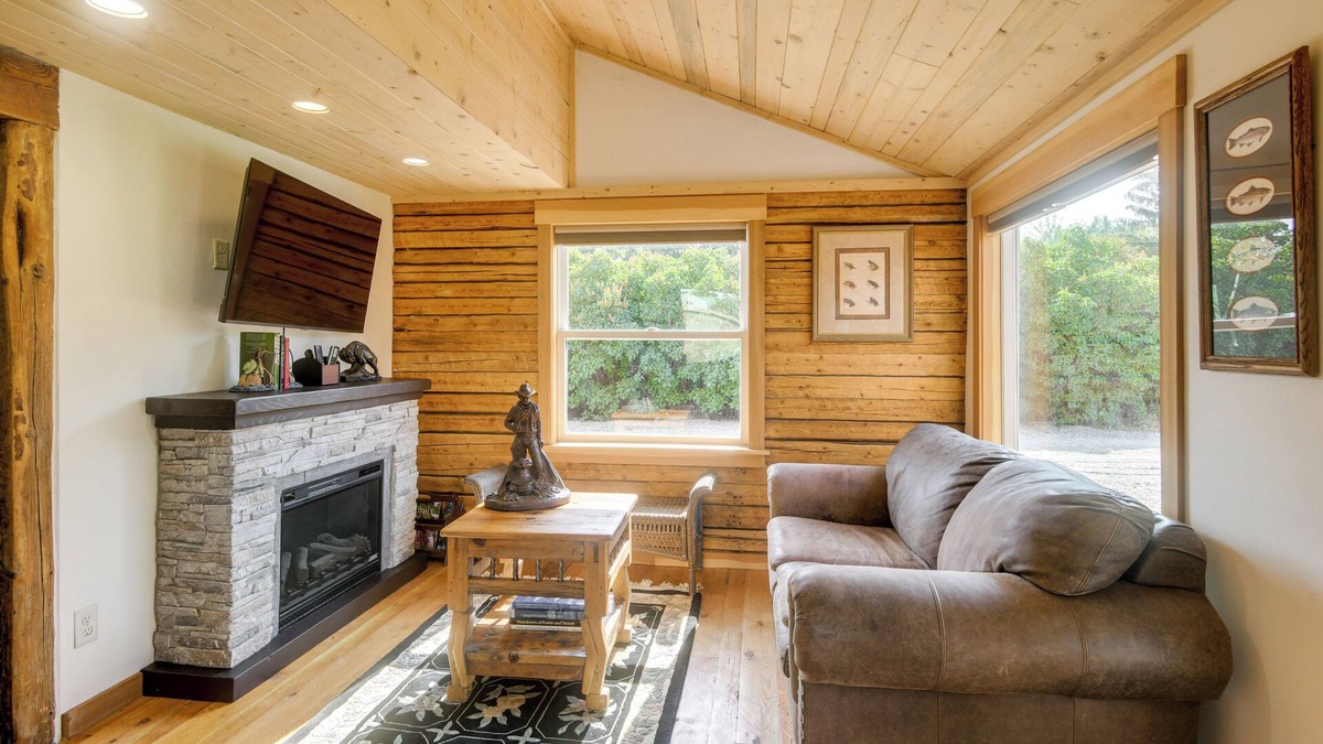 Ririe Cabin | Fish, Hike & Ski: Ririe Retreat w/Kayaks!