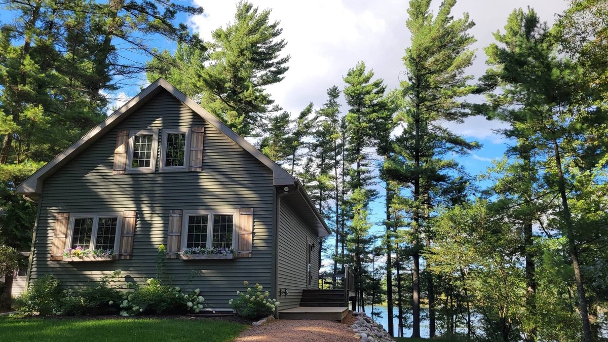 Waushara County House | Fish Lake Escape with Hot Tub & Pontoon Rental