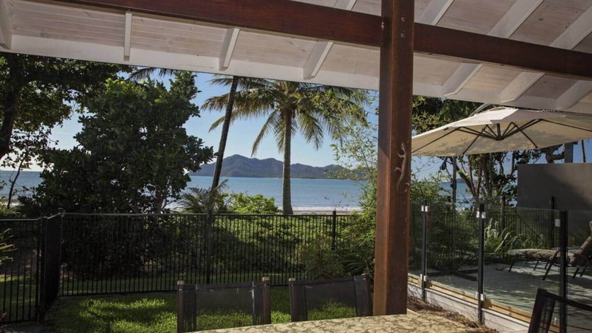Mission Beach House | Fish on a Fence - Absolute Beachfront