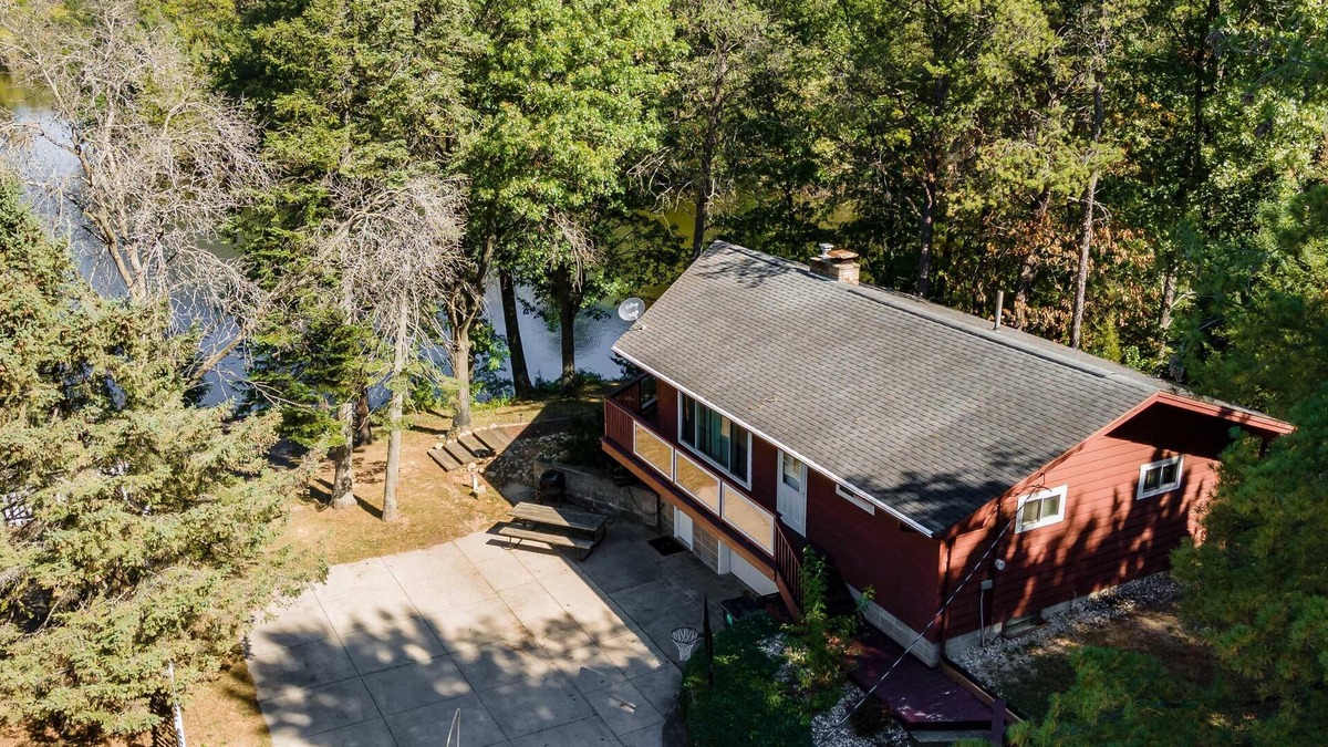 Friendship House | Fish Tale on Beautiful Castle Rock Lake
