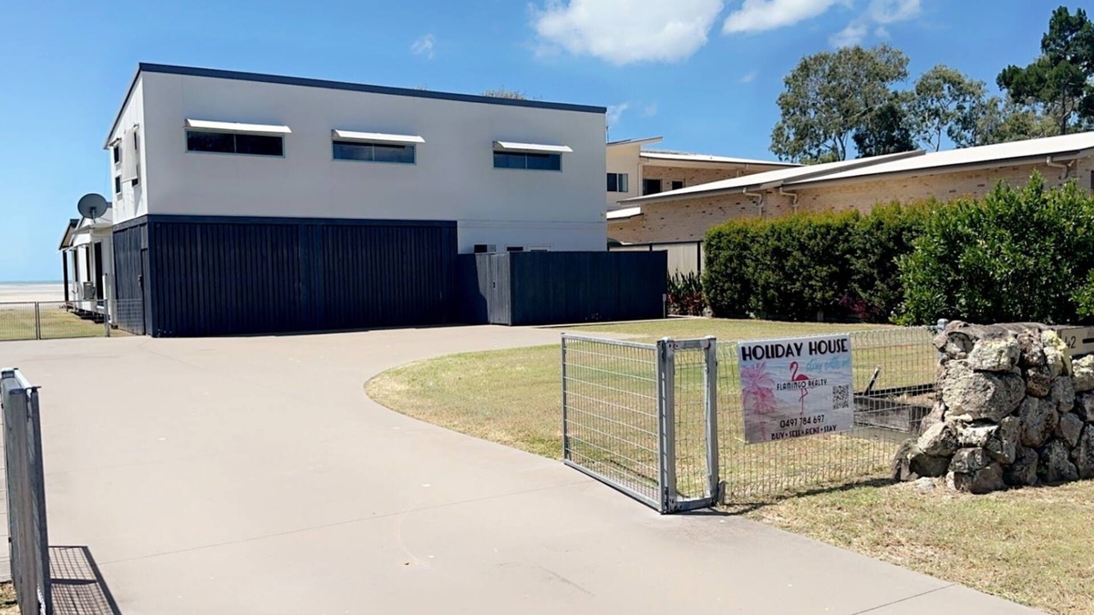 Toogoom House | Fish Tales - Absolute Waterfront Toogoom-Sleeps 12-14-Air Con-Wi-Fi-Pets