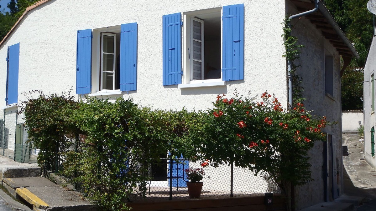 Mortagne-sur-Gironde Cottage | Fisherman's Cottage with WiFi and views to the harbour.