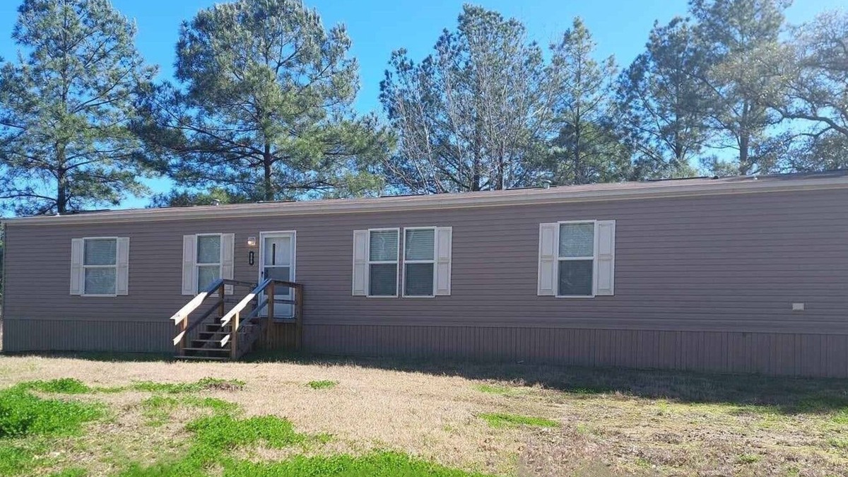 Broaddus House | Fisherman/Hunter's retreat less than 10 minutes from Lake Sam Rayburn.