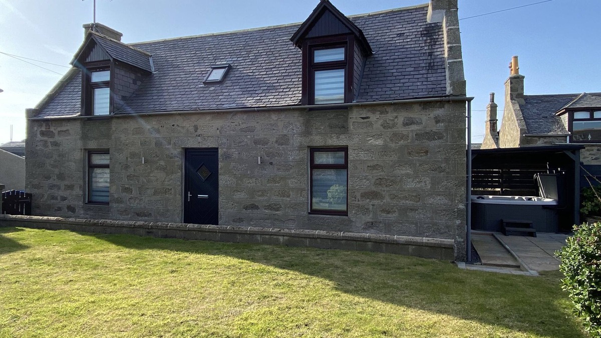 Sandhaven House | FISHERMAN'S COTTAGE, family friendly, with hot tub in Fraserburgh