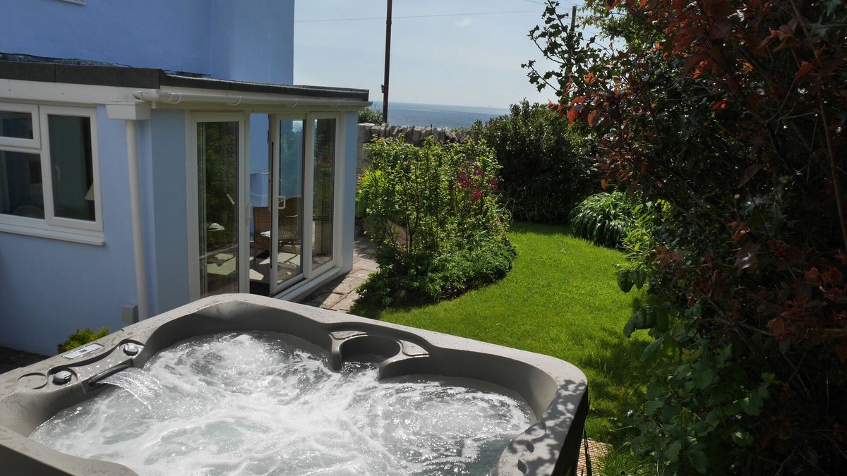 Southwell Cottage | FISHERMAN'S COTTAGE, family friendly, with hot tub in Portland Bill