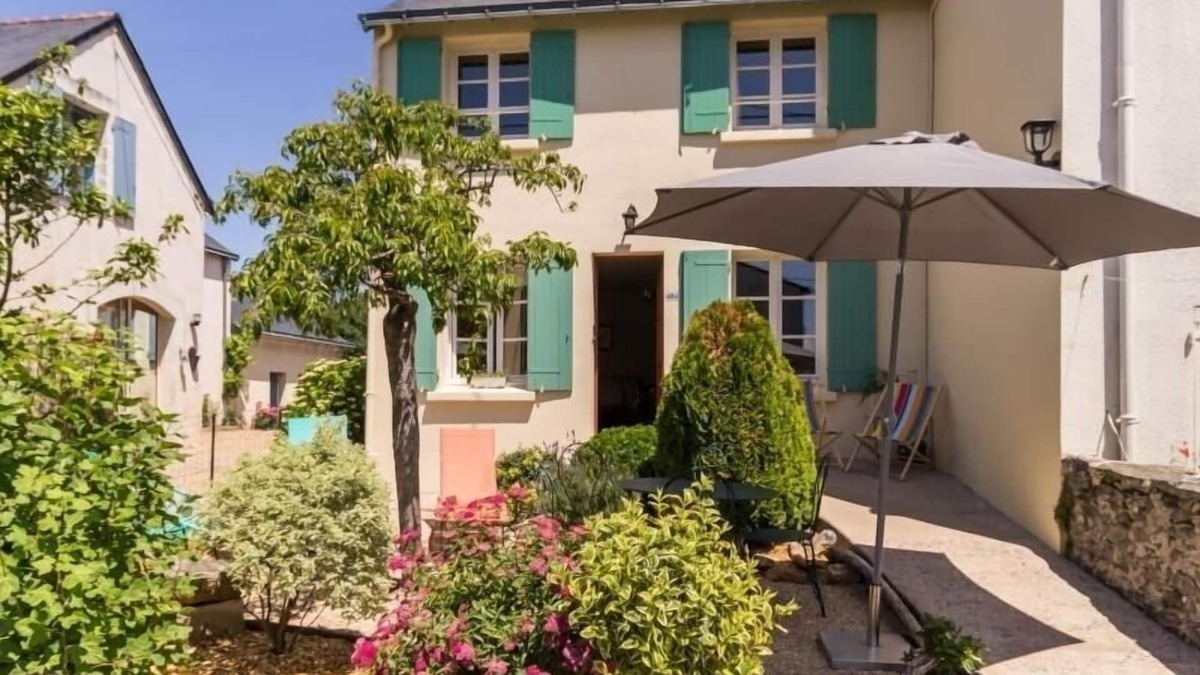 Varades Cottage | Fisherman's house with terrace by the Loire, wifi, bikes and baby equipment