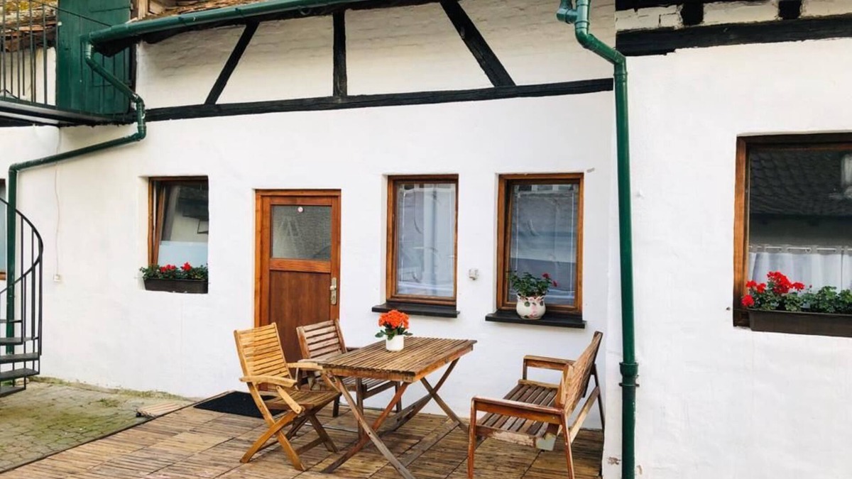 Offenbach am Main Apartment | Fisherman's Lodge: 1 room (living/bedroom) - bathroom - kitchen - 30 min to Frankfurt
