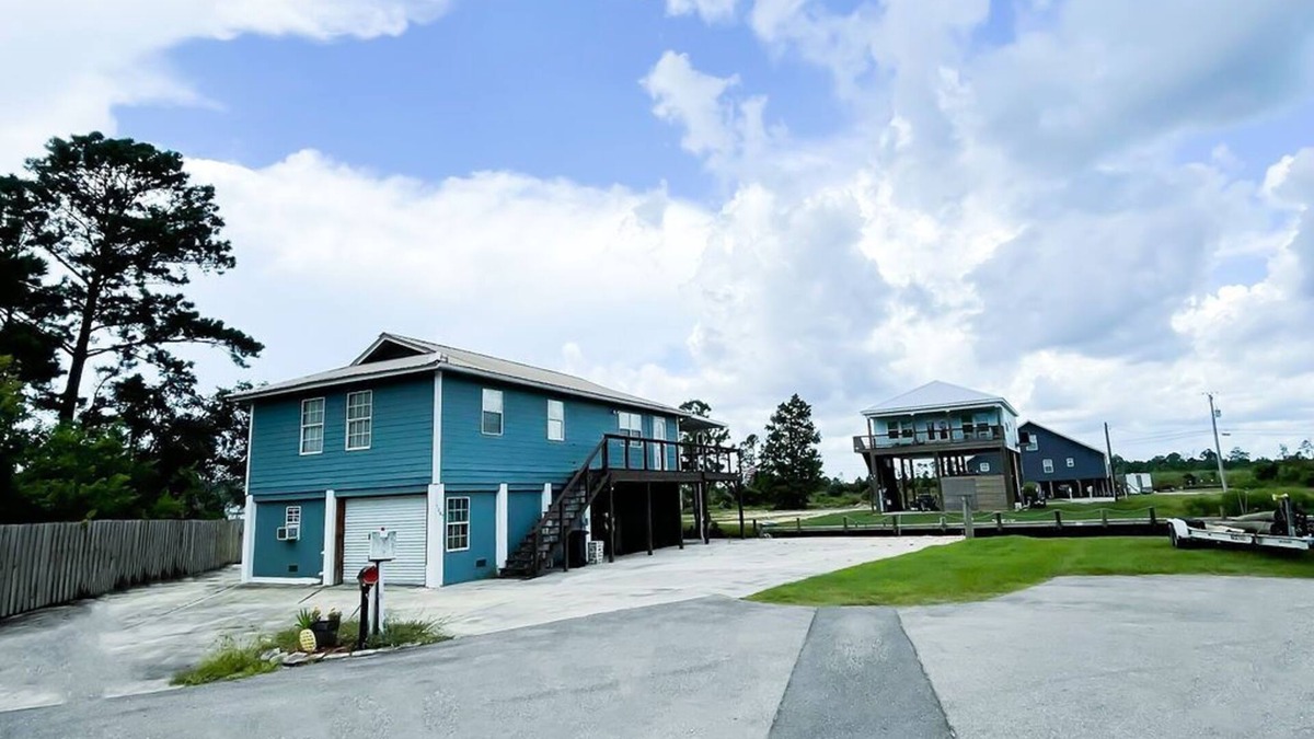 Shoreline Park House | Fisherman's Paradise Camp House with Waterfront 125ft dock!