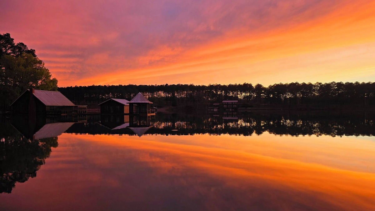 Louisville Cabin | Fisherman's Paradise on 120-acre Private Lake