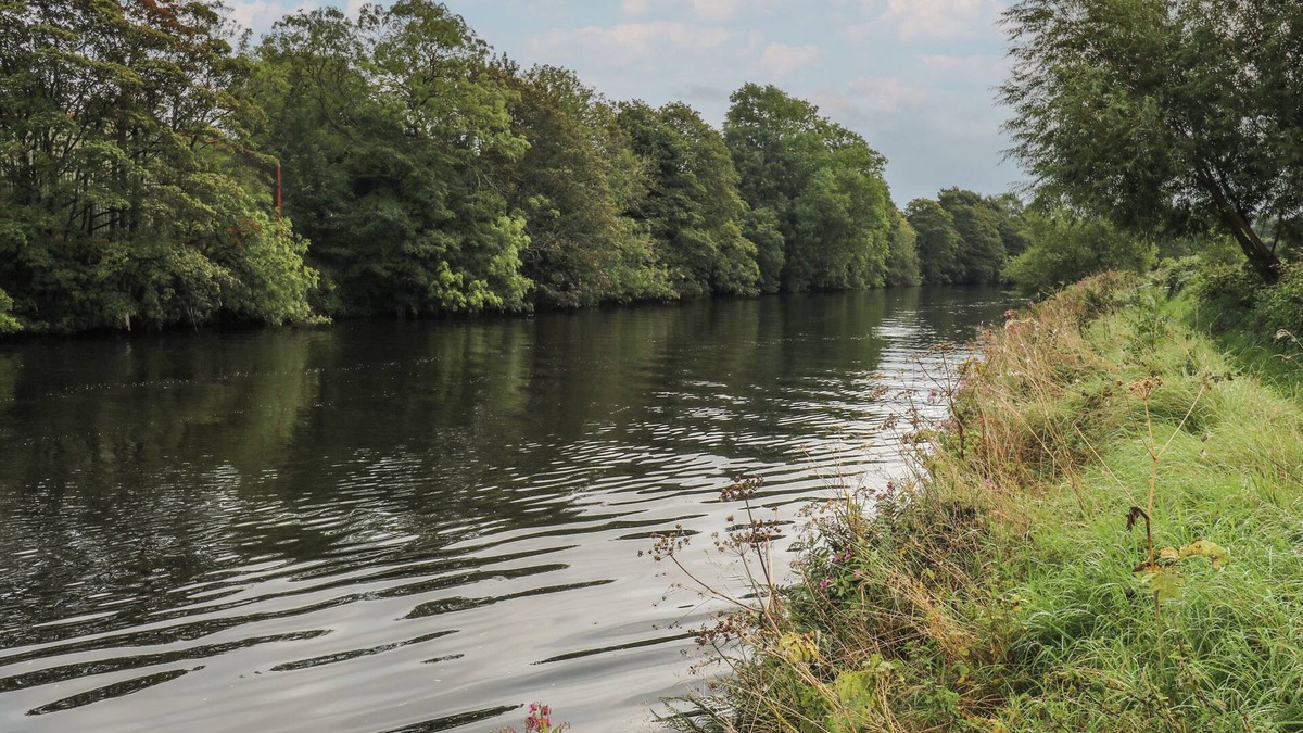 Mirfield House | FISHERMAN'S RETREAT, pet friendly, with a garden in Mirfield