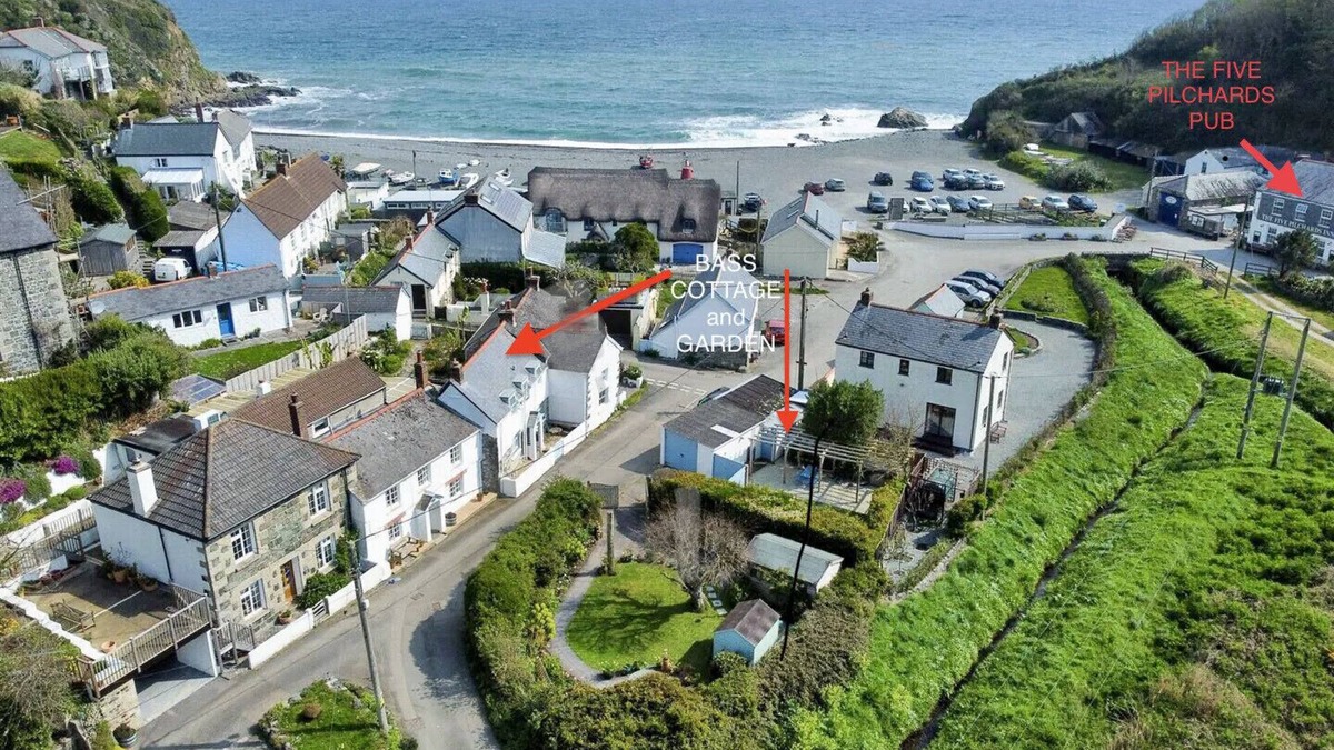 Helford Passage Cottage | Fisherman’s cottage 100 yards from the sea with log burner and own parking