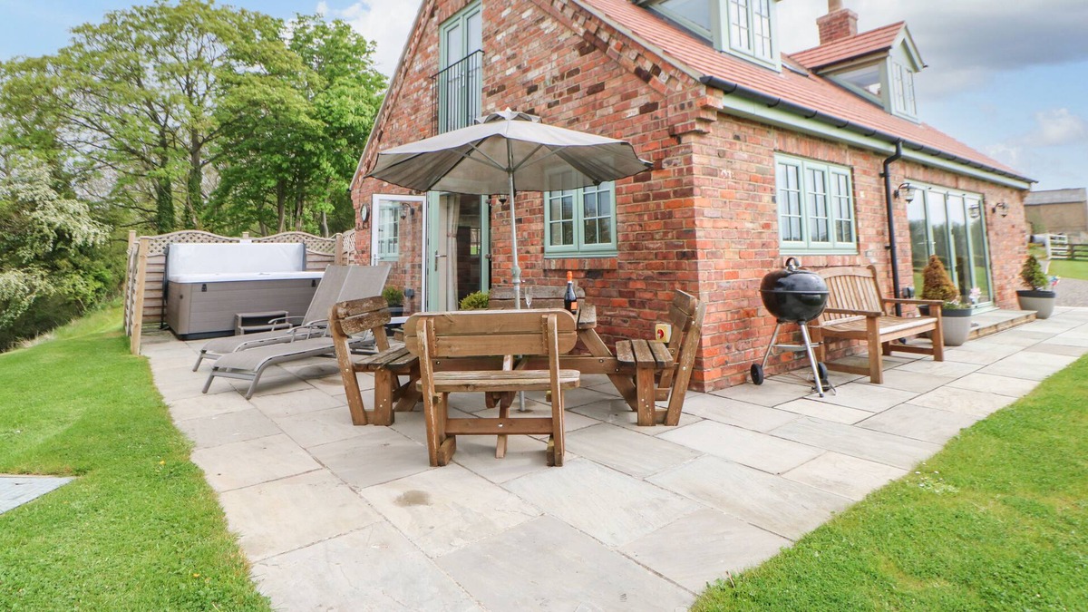 Darlington Cottage | FISHERMANS COTTAGE, with hot tub in Darlington