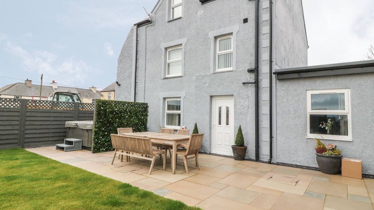 Malltraeth House | FISHERMANS COTTAGE, pet friendly, with hot tub in Malltraeth