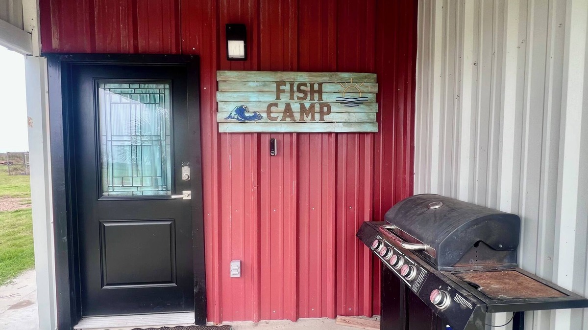 Port Lavaca House | Fisherman’s getaway close to water. Plenty of room for kayak and boat trailers.
