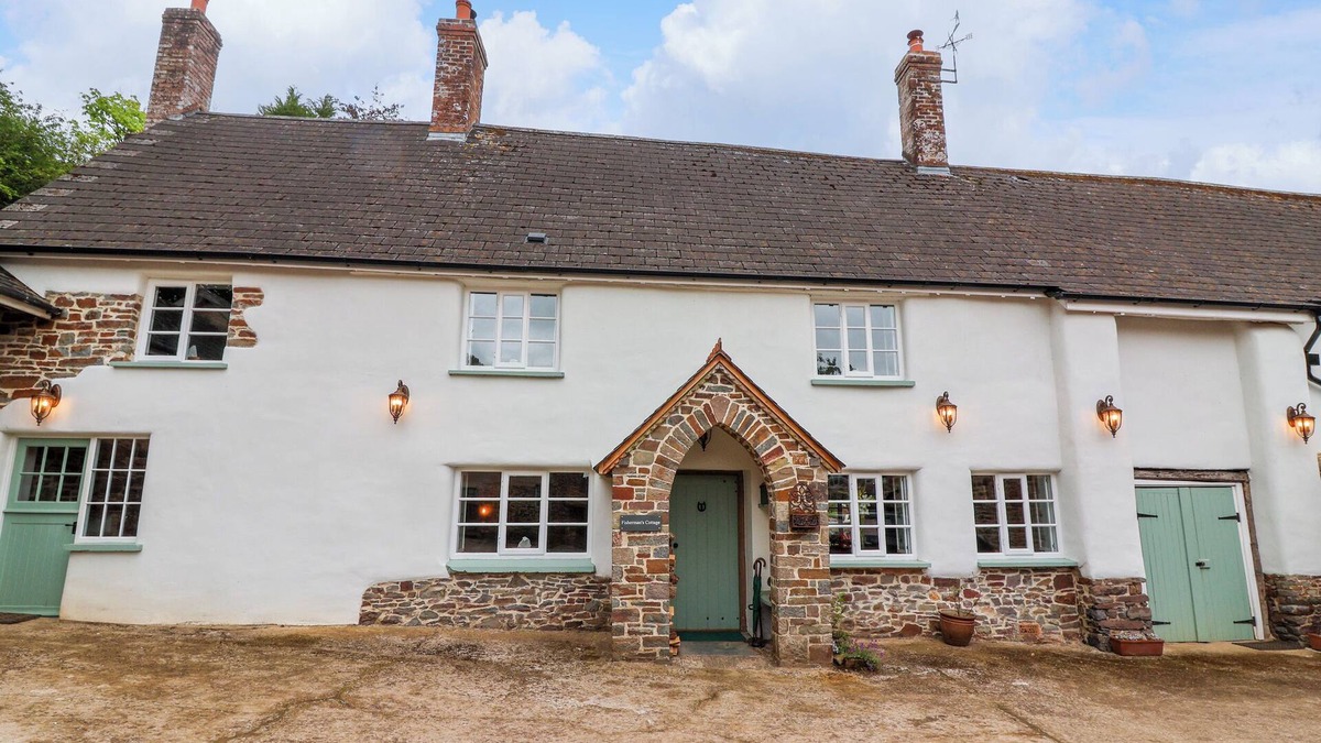 Chulmleigh House | FISHERMEN'S COTTAGE, pet friendly, with hot tub in Chulmleigh
