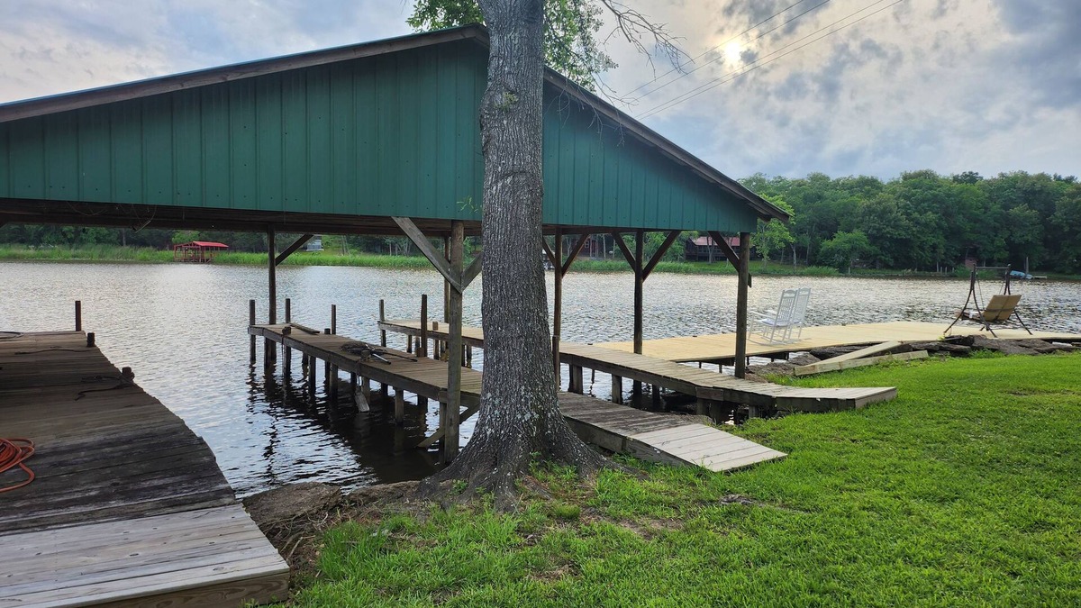 Fort Towson House | Fishing Cabin Charming 2-bedroom house in wonderful Fort Towson with WiFi, AC.