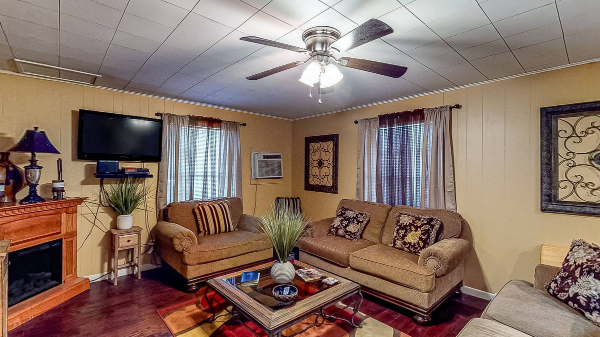Avinger House | Fishing Cabin Near Lake O’ the Pines - Fenced Dog-Friendly Yard & Firepit