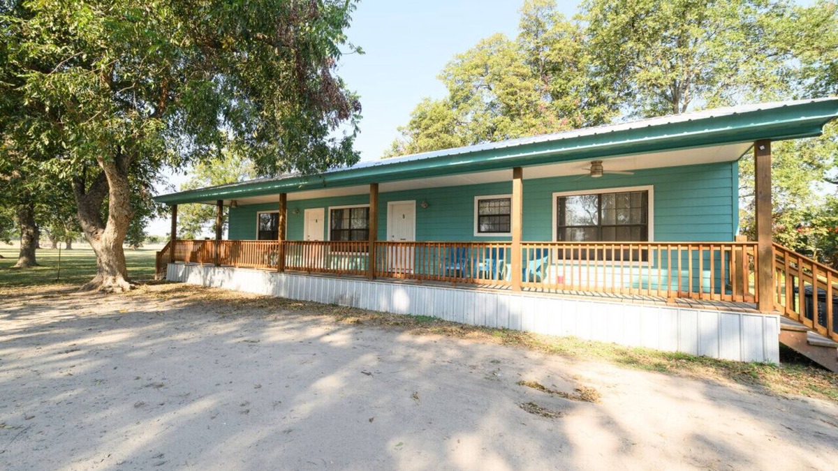 Lake Village Condo | Fishing cabin with views on Lake Chicot!