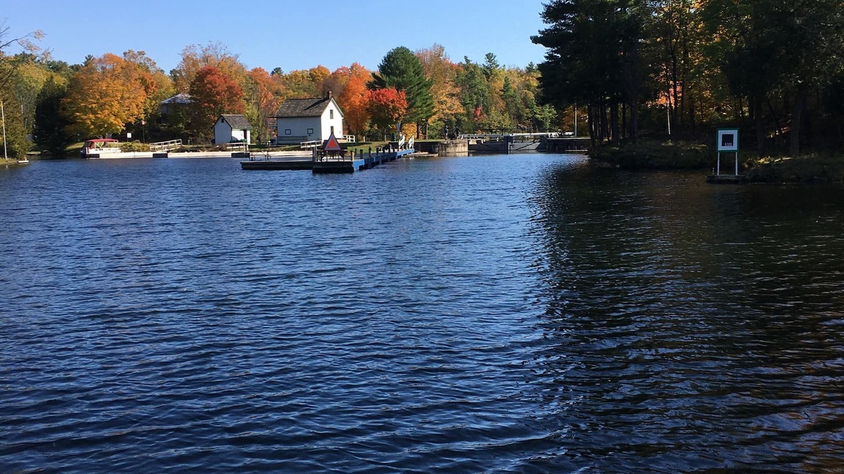 Rideau Lakes Cottage | Fishing/family cottage (Renovated) on beautiful Lake Opinicon (Kingston-Ottawa)