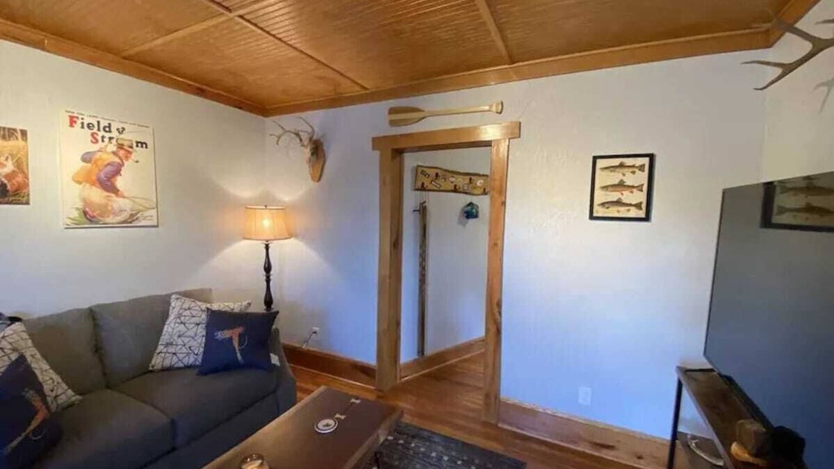 Bassett Condo | Fishing, Kayaking, Pet-friendly on the Smith River