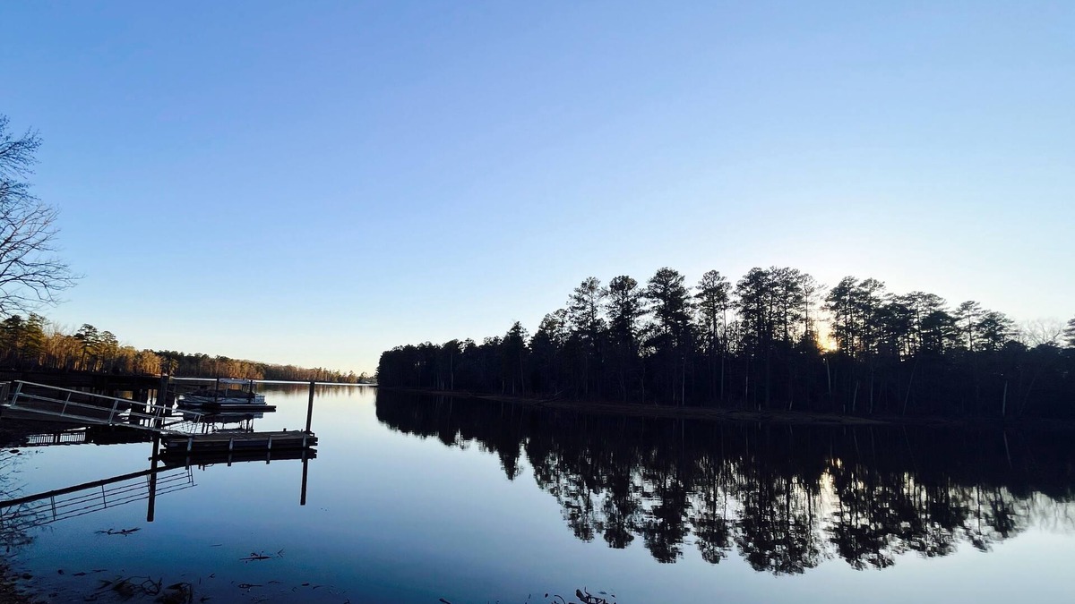 Prosperity House | Fishing Paradise. Super relaxing 2-bedroom Lakefront with AMAZING Screened porch