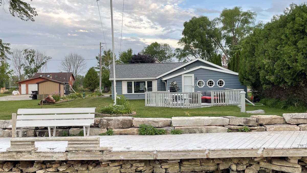 Little Sturgeon House | Fishing right out your Door Little Sturgeon Bay. Home with garage🎣 fire Pit/wood