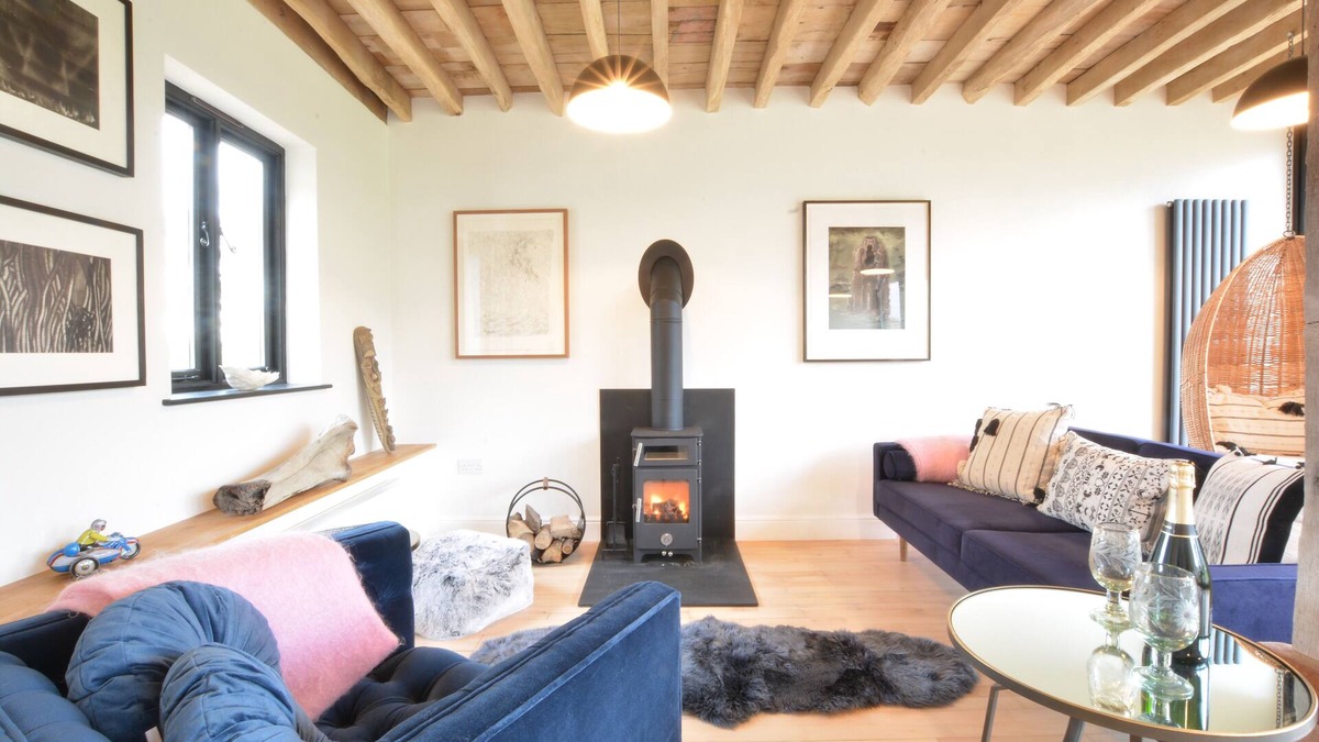 Sotherton Cottage | FISHPOND HOUSE, SOTHERTON, pet friendly, with hot tub in Halesworth