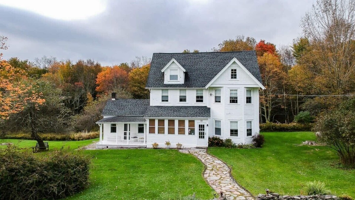 Town of Delaware House | Five Acres Farm - Charm and Seclusion with 5 BR