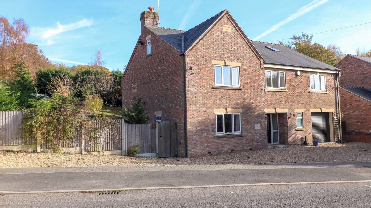 Chesterfield House | FIVE ACRES, pet friendly, with hot tub in Chesterfield