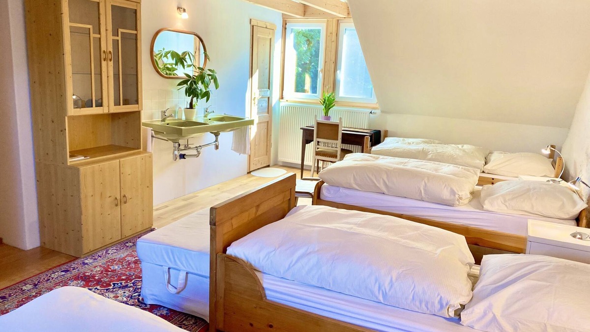Engen Apartment | Five-bed room 30 sqm with private shower and shared WC, max. 5 persons