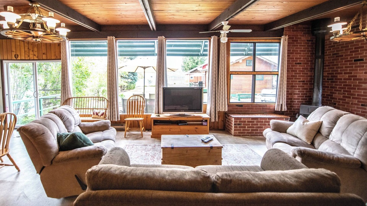 Scotch Creek Cabin | Five bedroom family favourite on Shuswap Lake