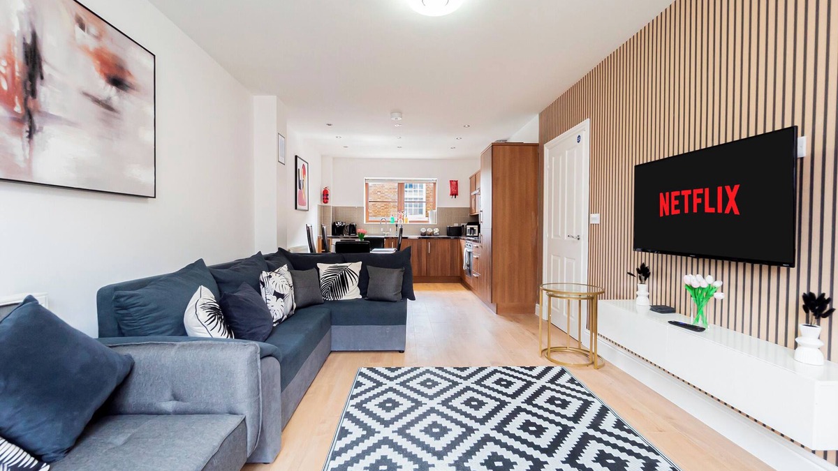 Sherborne St. John House | Five Minute Walk To Basingstoke Hospital Contractors Welcome 5-Bedroom Townhouse Great Location