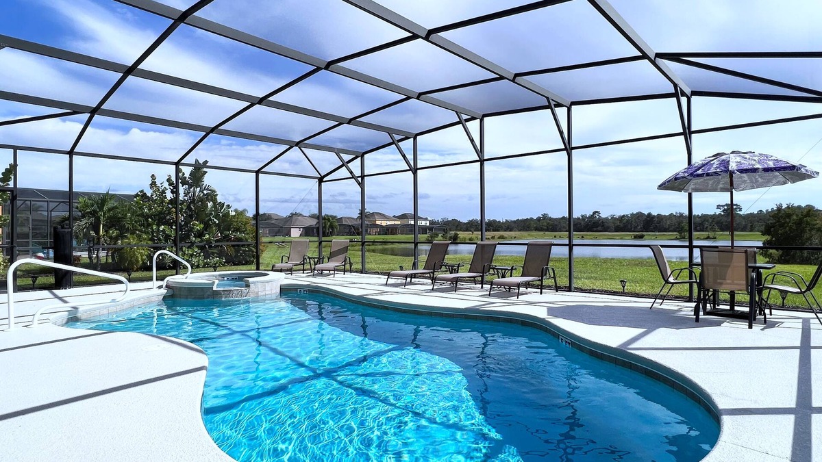 Watersong House | Five Star Huge Pool Home Close to Disney!