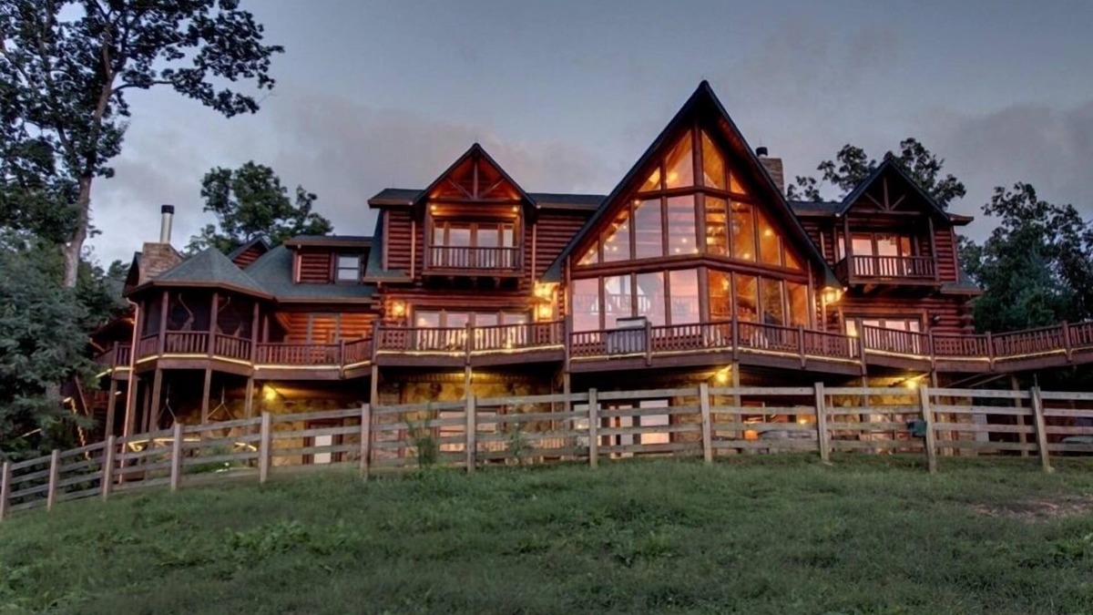 Morganton Cabin | Five Star Lodge and Stables is pet friendly with a big mountain view. hot tub, firepits. Ideal for Weddings and Corporate Retreats